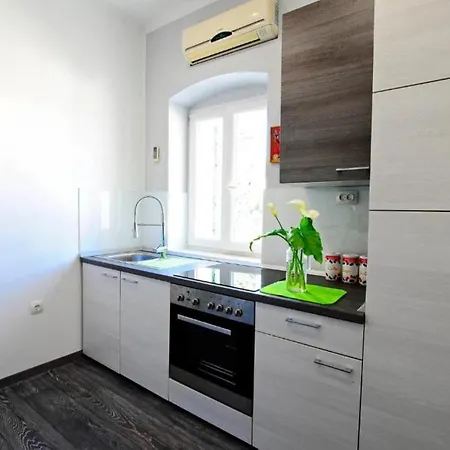 Bulovic In The Very Center Of 招待所