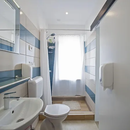 Bulovic In The Very Center Of 招待所