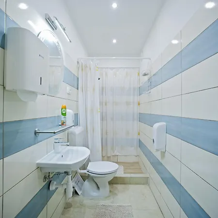 Bulovic In The Very Center Of 招待所 *