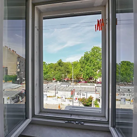 Bulovic In The Very Center Of 招待所 *