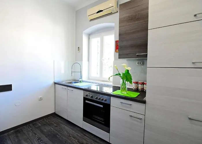 Bulovic In The Very Center Of 招待所