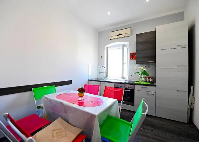 Bulovic In The Very Center Of 招待所